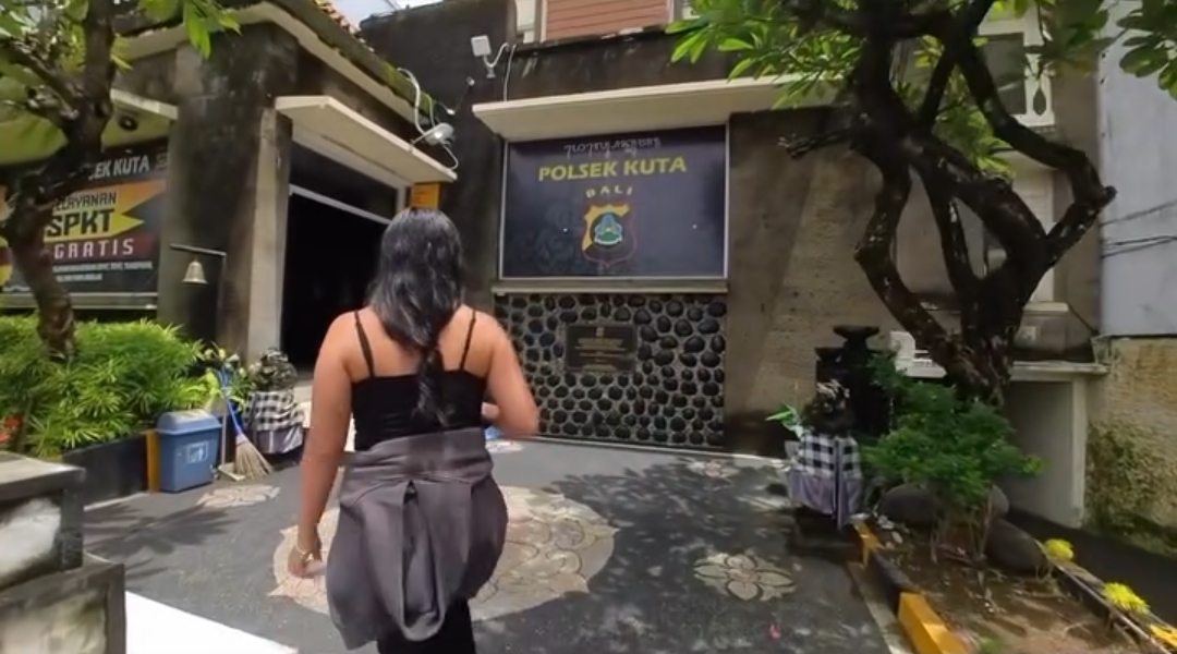 Tangkapan layar saat bule Colombia lapor ke Polsek Kuta dan setelah itu mengaku dimintai bayaran. (Bali Express/Istimewa)