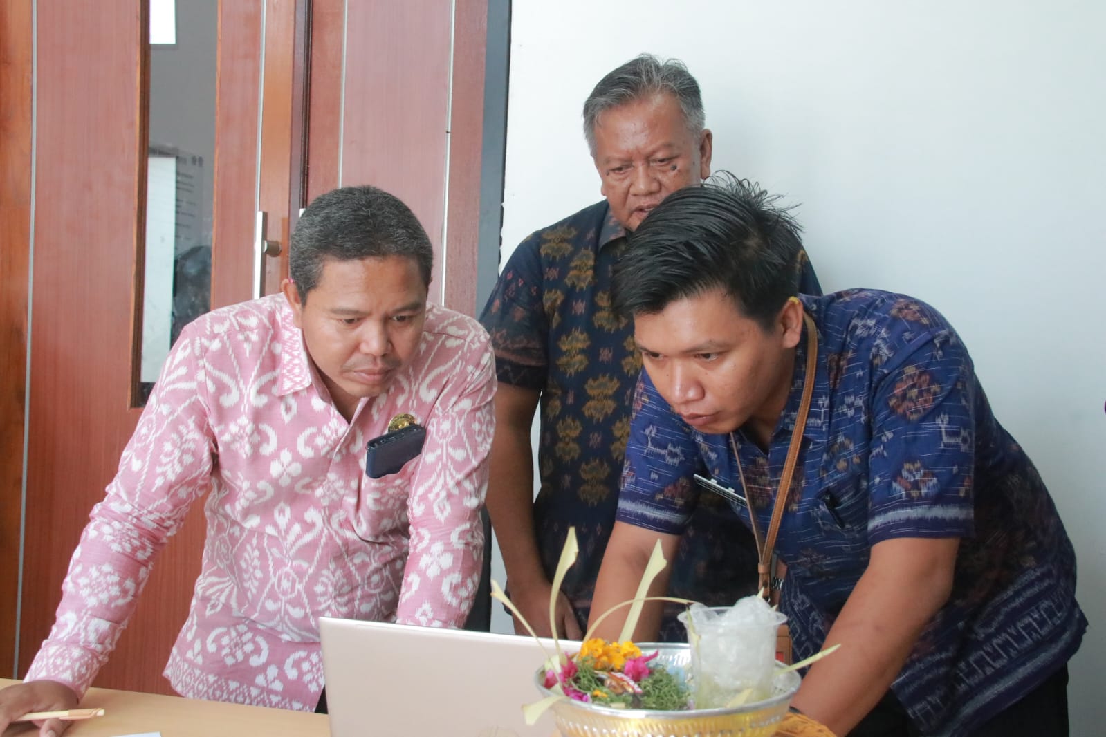 Kontrol layanan publik oleh Pejabat Pengelola Informasi dan Dokumentasi (PPID) Kabupaten Buleleng untuk akses dan transparansi publik.