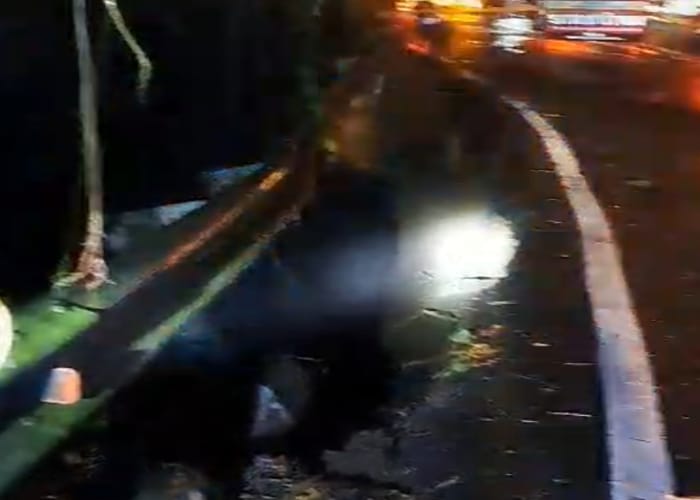 AMBLAS : Kerusakan parah pada jalan provinsi di Dusun Umasalakan, Desa Takmung, Banjarangkan, Klungkung, Bali.