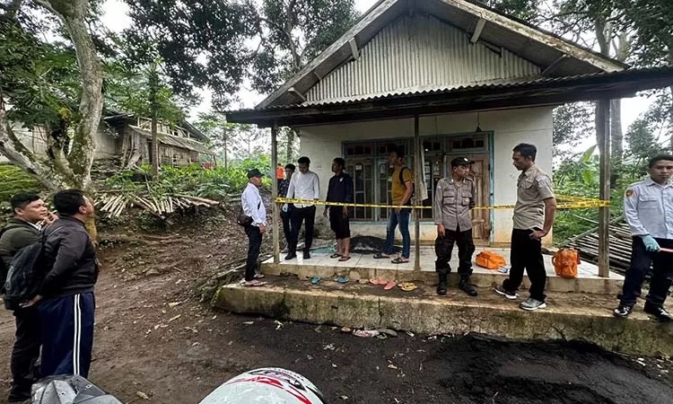 OLAH TKP: Polisi memasang police line di rumah korban disabilitas yang dirampok di Desa Branggah, Kecamatan Lumbang.