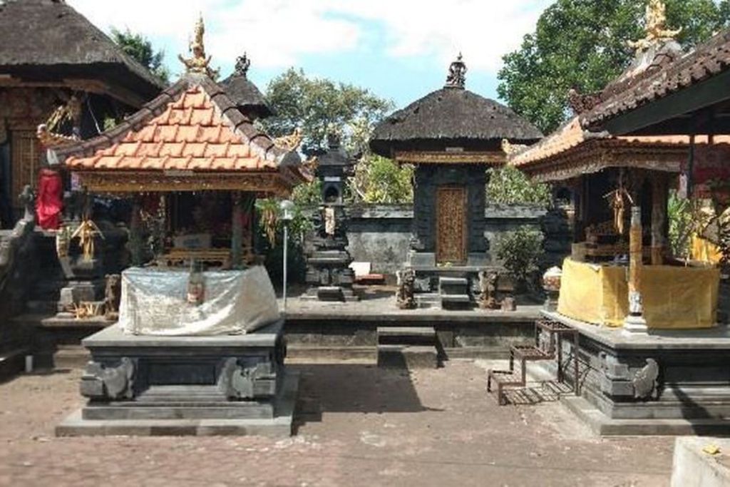 Pura Mekah yang terletak di Banjar Binoh Kaja, Desa Ubung Kaja, menyimpan cerita menarik tentang lontar kuno yang menyimpan sejarah panjang keturunan Arya Kepakisan.