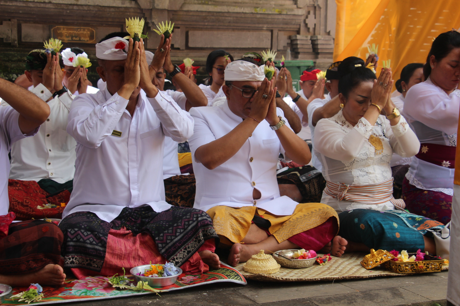 JIWA : Prosesi persembahyangan oleh umat Hindu yang merupakan sebagai pemusatan pikiran dan melatih jiwa.