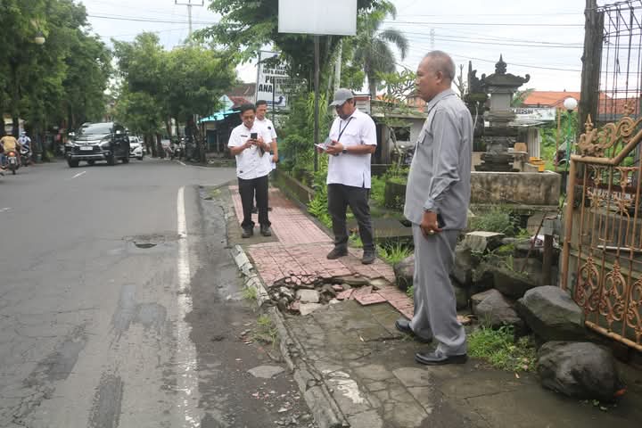 Komisi II DPRD Turun ke Jalanan Kota Gianyar Rabu (22/1).