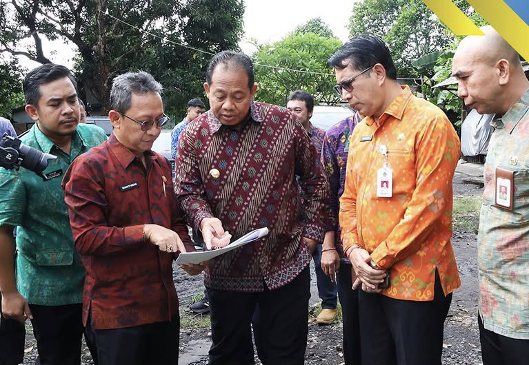 TINJAU: Pj Gubernur Bali dan sejumlah kepala dinas melakukan peninjauan tanah yang akan dijadikan lokasi rumah susun ASN, Selasa (21/1).