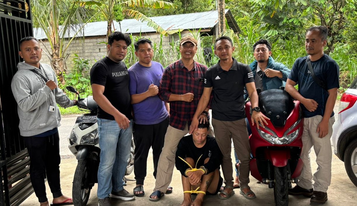 Pelaku pencurian (duduk) ditangkap Polsek Kintamani.