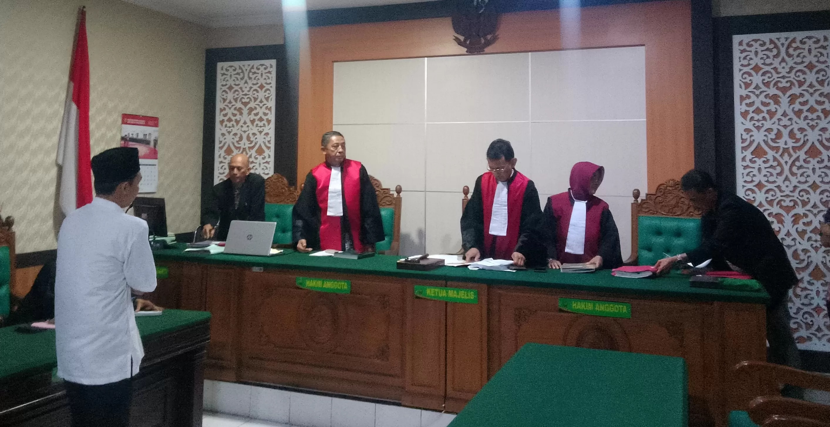 SIDANG : Oknum guru SMPN usai jalani sidang terkait rudapaksa siswinya, Kamis (23/1).