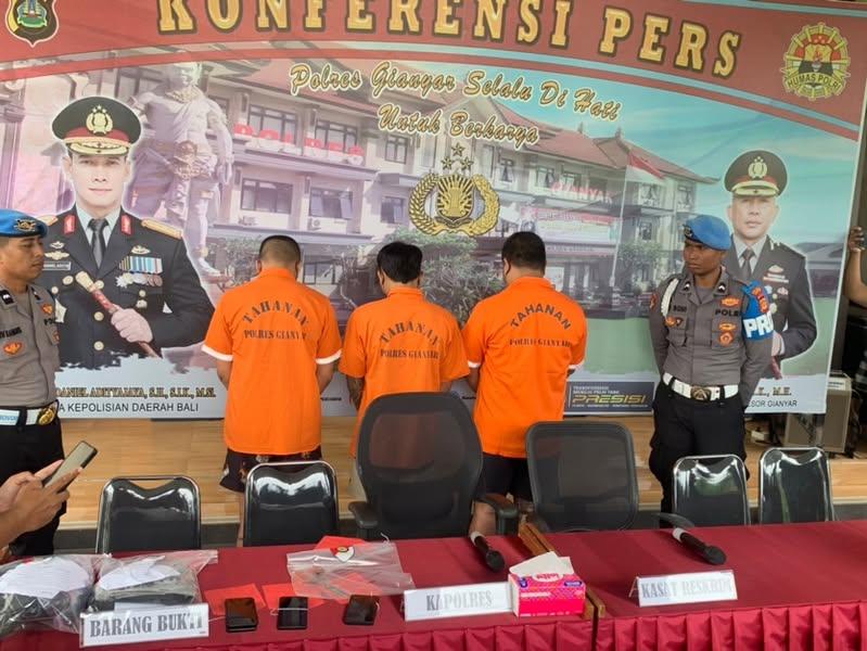 PELAKU: Polres Gianyar mengungkap tiga tersangka ksus penusukan yang membuat I Made Agus Aditya, 26, tewas pada Kamis (23/1).