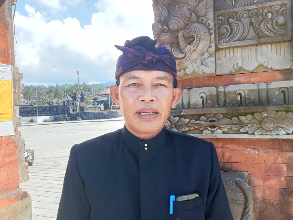 BENDESA BESAKIH: Jro Mangku Widiartha adalah sosok  Bendesa Adat Besakih yang juga sebagai petani lidah buaya.