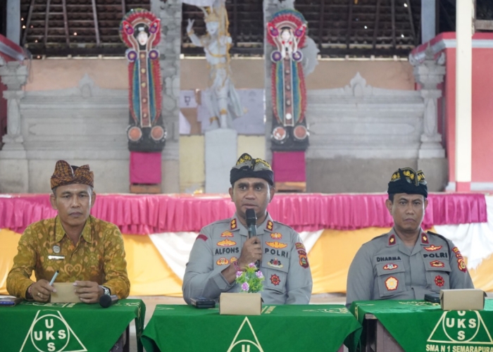 CURHAT : Polres Klungkung saat menggelar Jumat Curhat di SMAN 1 Semarapura.