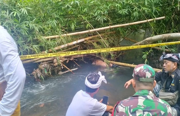 Sosok jasad yang membuat geger warga lantaran ditemukan mengapung di aliran sungai akhirnya terungkap. Koran diketahui bernama Nengah Siria. 75 tahun. (Istimewa.)