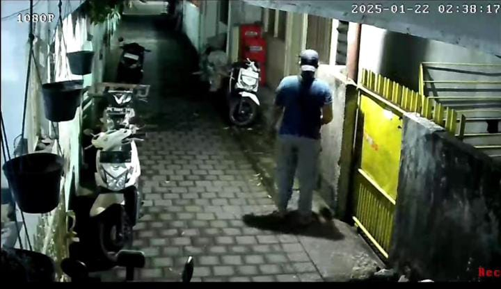 Seorang pria terekam CCTV mencuri tabung gas di Buleleng