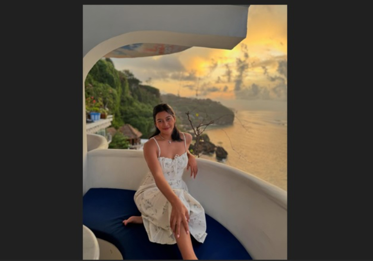 Wiwin Ngrenyeh, adalah seorang gadis cantik yang berprofesi sebagai pemandu wisata (tour guide) sekaligus seorang kreator konten