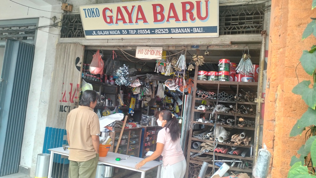 Salah satu toko kelontong di jalan Gajah Mada Tabanan, Bali, yang sudah ada sejak jaman dahulu.