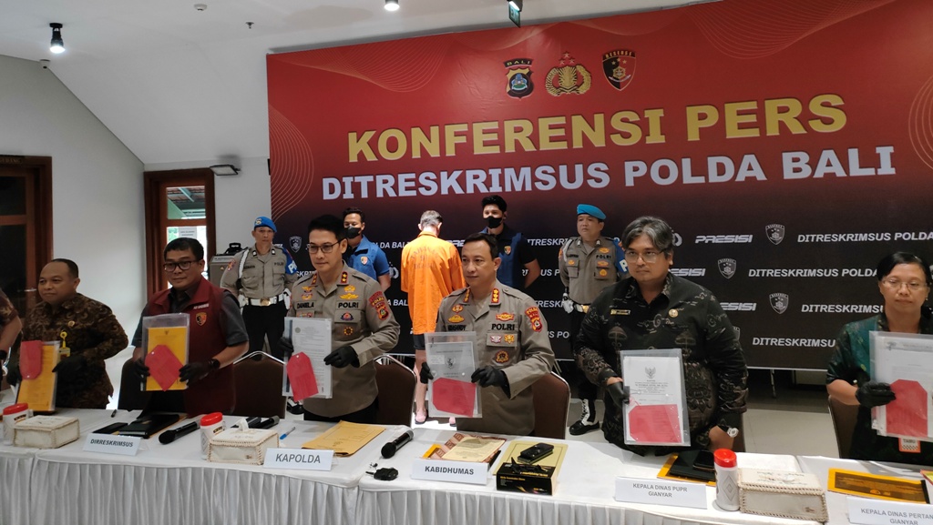 Penangkapan kasus alih fungsi lahan dengan tersangka Direktur Parq Ubud, Gianyar, Bali.