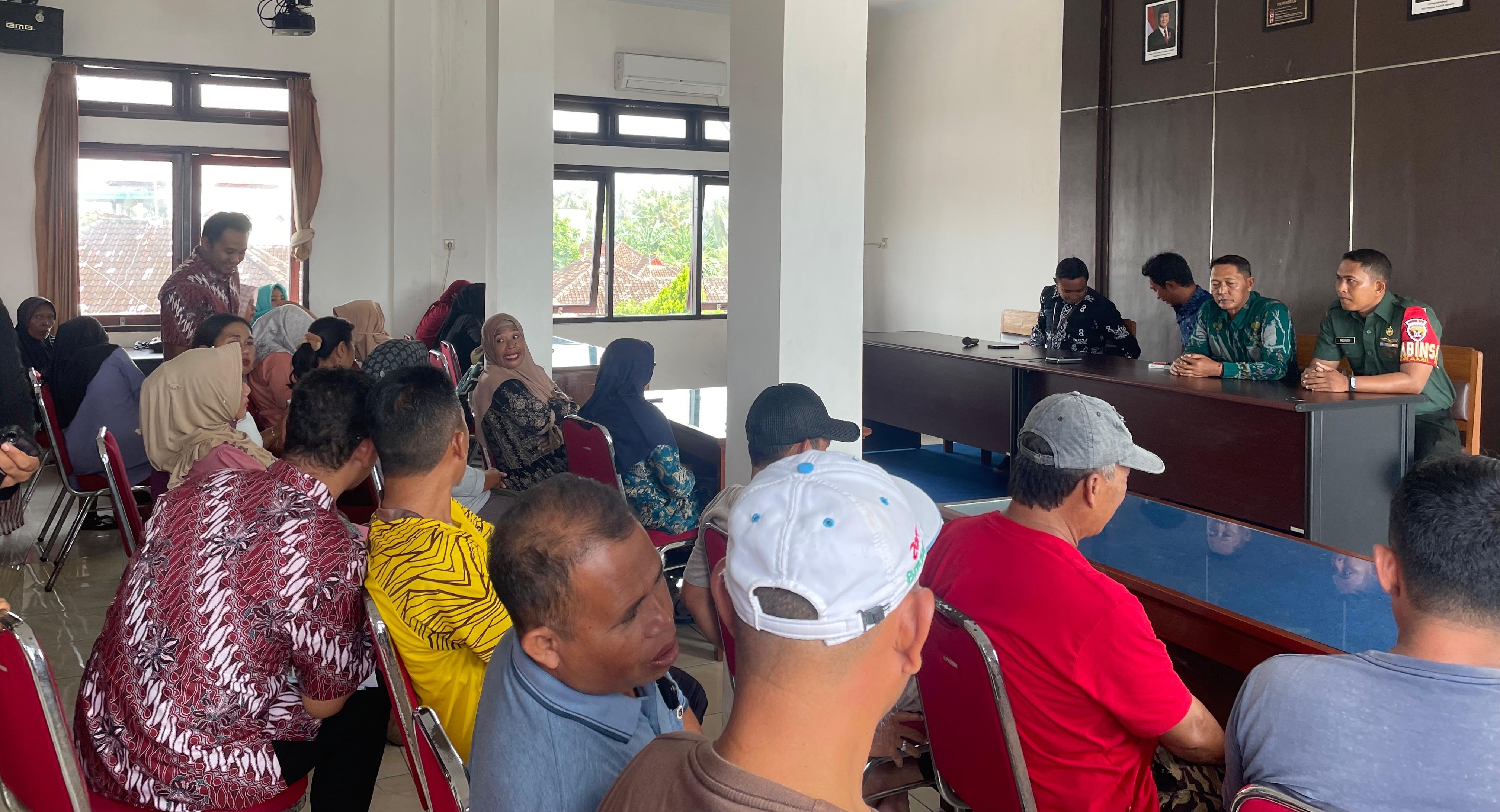 Puluhan warga yang keluhkan adanya aroma tak sedap mendatangi Kantor Desa Pengambengan, Kecamatan Negara, Kabupaten Jembrana, Kamis (23/1/2025). &nbsp;  &nbsp;