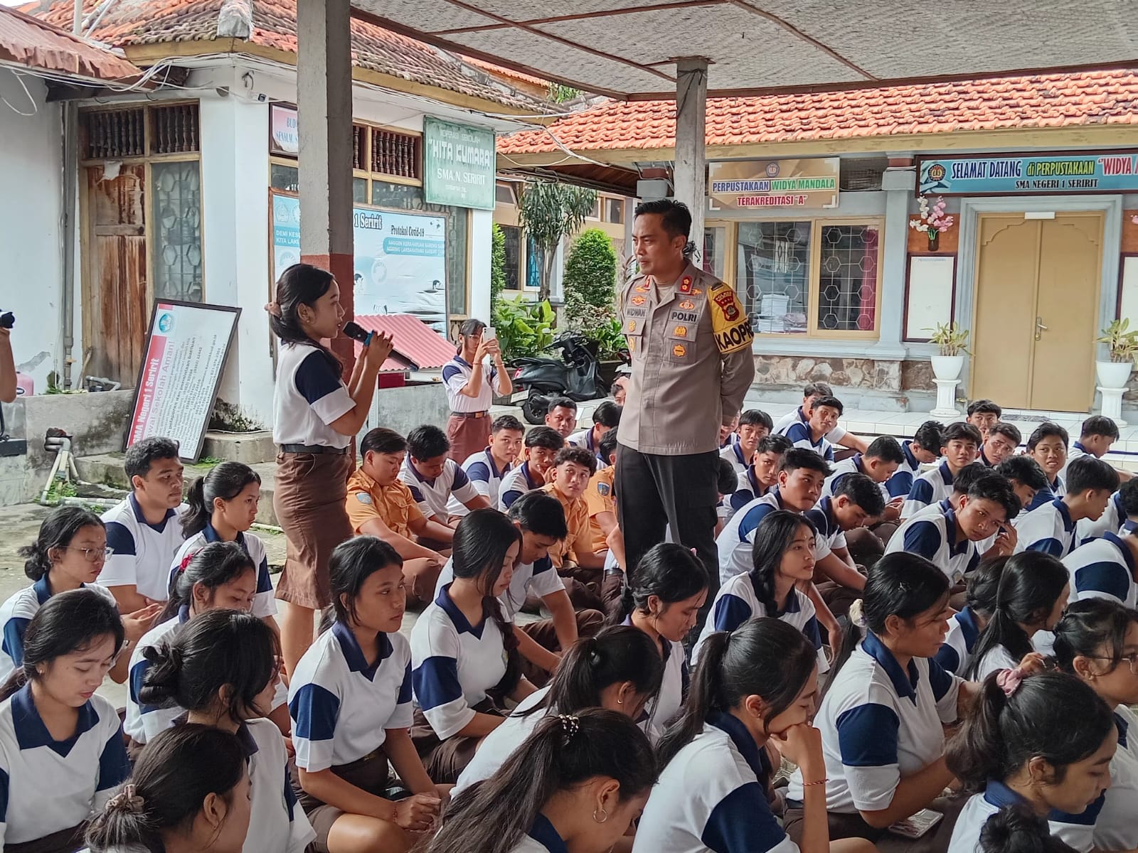 Sosialisasi penerimaan Polri 2025 oleh jajaran Polres Buleleng dengan menyambangi SMAN 1 Seririt.