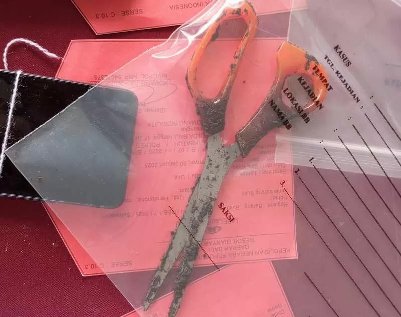 ALAT BUKTI : Gunting ini yang dipakai menikam korban, Made Agus Aditya. (foto: iada bagus indra prasetia)