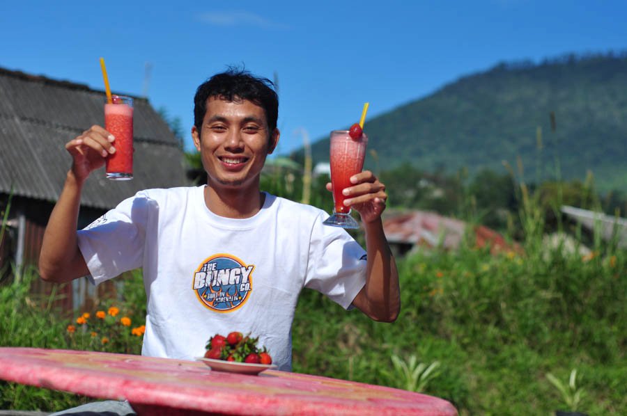 Gede Suardana, mantan Ketua KPU Buleleng yang kini sibuk menjual jus dan mengajar.