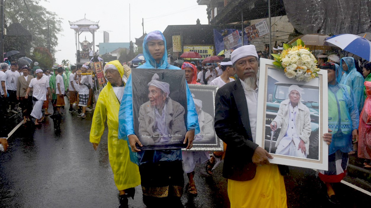 Krama mengikuti prosesi palebon Palinggih Dane Jero Gede Batur Alitan, Jumat (24/1/2025).