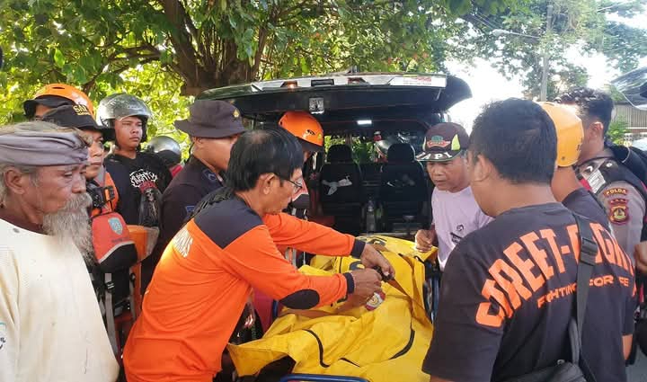 Tim Basarnas membawa jenazah bocah hanyut ke RS Wangaya