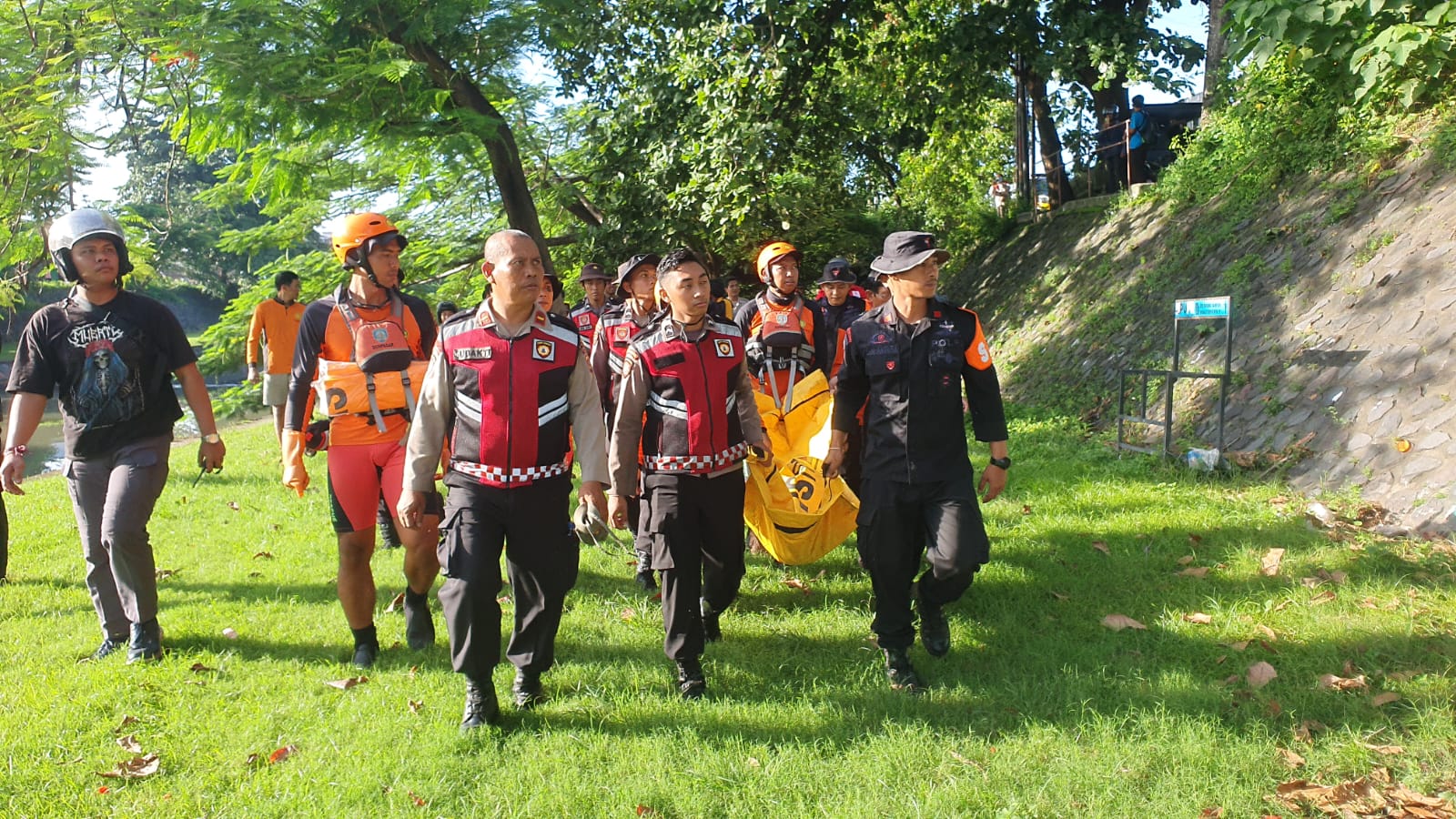 EVAKUASI: Petugas mengevakuasi Gede Satria menggunakan kantong jenazah. (Bali Express/Istimewa)