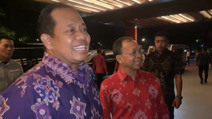 AKRAB: Pj. Gubernur Bali Sang Made Mahendra Jaya bersama dengan Gubernur Terpilih Wayan Koster di acara Fashion Show Wastra Citta Jagadhita di The Meru Sanur, Jumat (24/1)
