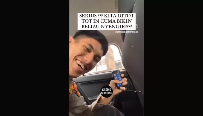 Oknum polisi nyengir saat bunyikan sirine di jalanan. (X @AbdulRachimmks)