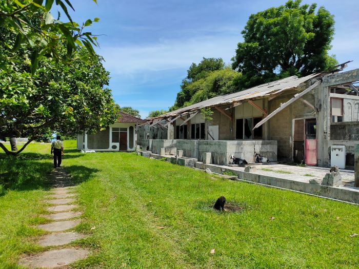 Bangunan dan lahan bekas pembenihan udang yang menjadi lokasi ditemukannya puluhan penyu hijau di Desa Pemuteran, Kecamatan Gerokgak, Buleleng.