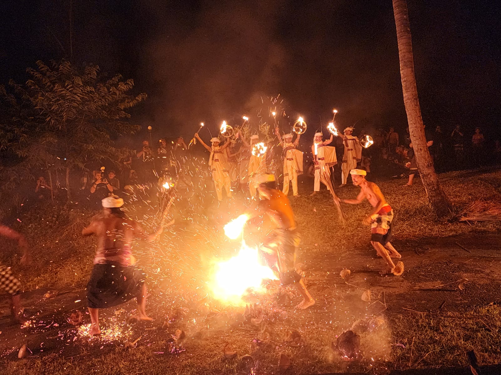 PEMENTASAN : Pementasan tradisi Mejaga-jaga di Desa Pinda, Blahbatuh, Gianyar.
