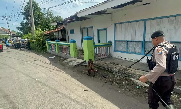 Petugas kepolisian Polres Probolinggo Kota saat menyiri jalanan desa di sekitar lokasi ledakan bondet. (Inneke Agustin/ Radar Bromo)