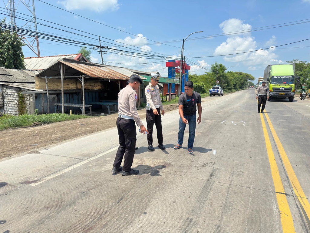 OLAH TKP : Anggota Unit Laka Satlantas Polres Gresik saat melakukan olah TKP kecelakaan di Jalan Raya Watangrejo, Kecamatan Duduksampeyan, Kabupaten Gresik. (Yudhi Radar Gresik)
