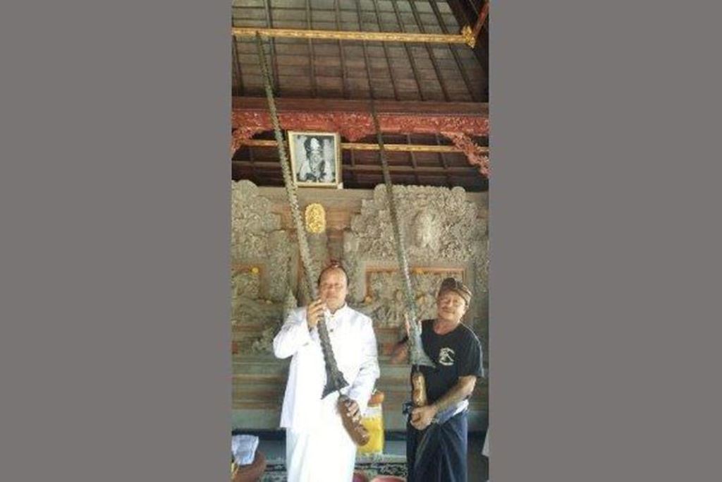 Keris dengan panjang hingga 2,5 meter? Sebuah fenomena langka ini ditemukan di Gria Gede Giri Pundukdawa, Desa Adat Pundukdawa, Kecamatan Dawan, Klungkung, Bali.