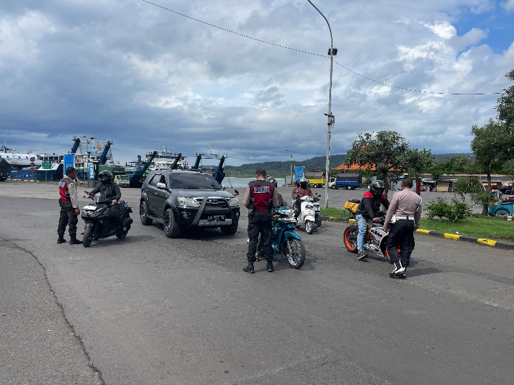 Petugas kepolisian melakukan pemeriksaan di pintu masuk Bali, Pelabuhan Gilimanuk, Jembrana, Minggu (26/1/2025)