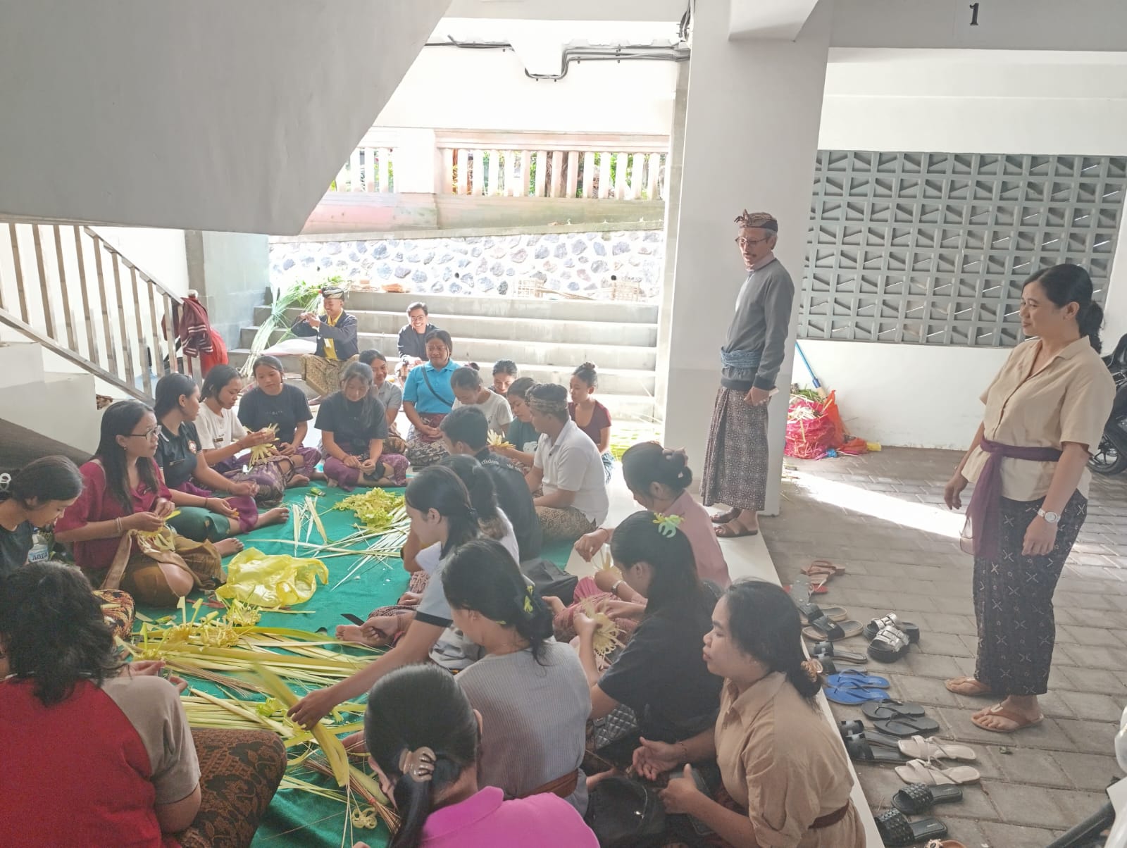 Mahasiswi saat ngayah membuat sarana upakara untuk digunakan saat ngaturang Bhakti Penerus di Pura Agung Mpu Kuturan