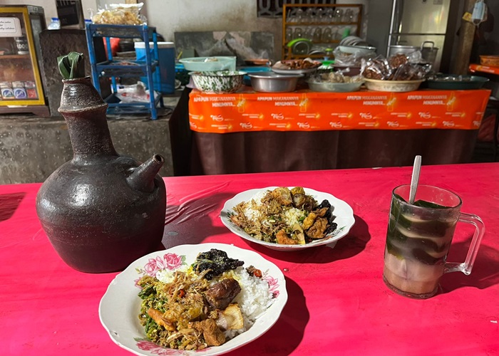Nasi campur babi di Warung Mek Losi, Besang, Klungkung.
