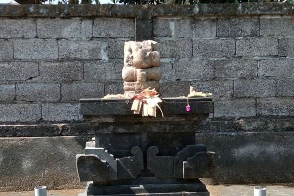 Arca tanpa kepala di Pura Manik Galih, Buduk, Mengwi, Badung, Bali