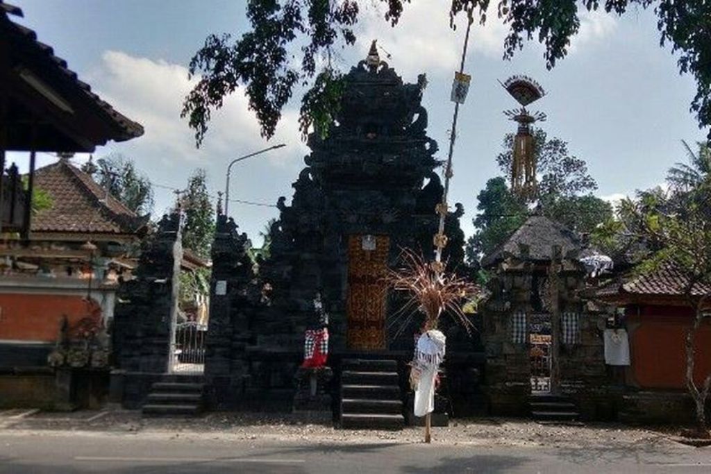 Desa Adat Mengwitani menyimpan sebuah pura unik bernama Pura Pelet yang menjadi perhatian karena nama dan sejarahnya.