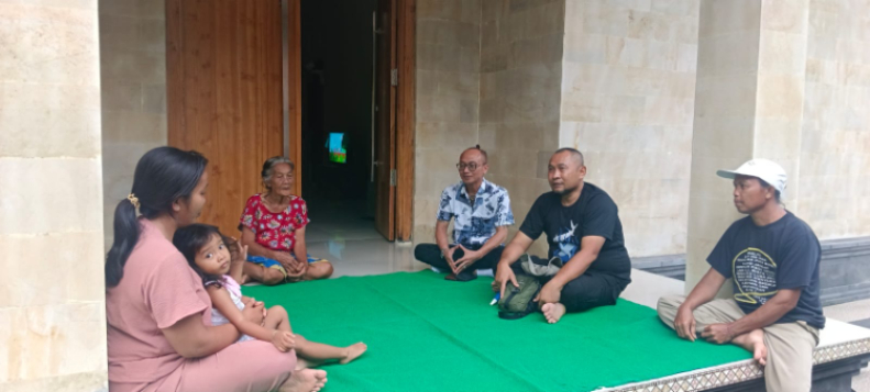 Kepala Bidang Penempatan, Pelatihan Produktivitas, dan Transmigrasi Dinas Tenaga Kerja dan Perindustrian Jembrana I Putu Agus Arimbawa saat mengunjungi rumah korban di Lingkungan Bilukpoh.