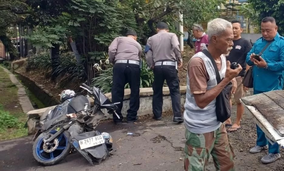 Motor Mio yang dikendarai korban ringsek.