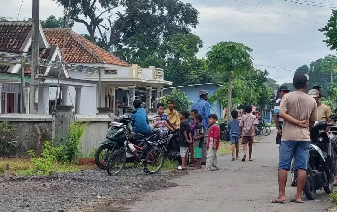 Warga mendatangi TKP pembunuhan anak terhadap ayah kandung di Desa Mojosari, Kecamatan Puger, Kabupaten Jember, Senin (27/1/2025) ((Radar Jember))