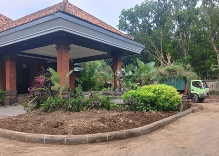 DITATA : Kondisi penataan area halaman RJB Jembrana menggunakan alat berat.  &nbsp;