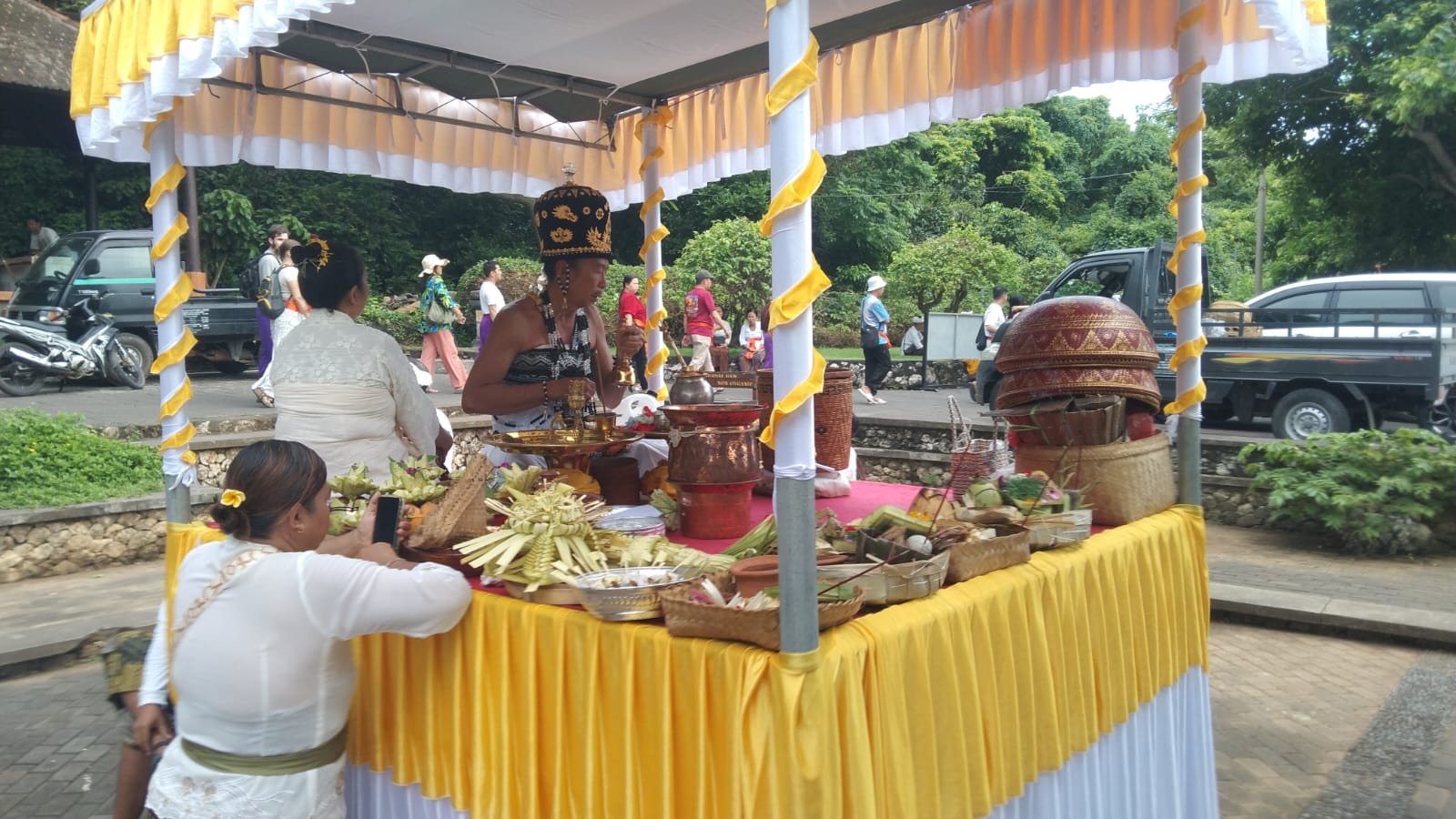 Pelaksanaan upacara karipubaya di Pura Luhur Uluwatu, Desa Adat Pecatu, Kuta Selatan, Selasa (28/1).