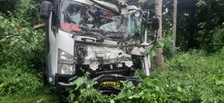 Bagian depan truk tronton DK 8287 BY ringsek usai hilang kendali dan terjun ke jurang di Desa Melaya.