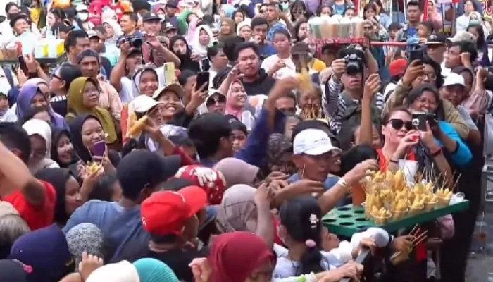 Penjual telur gulung diborong dagangannya oleh Wali Kota Solo