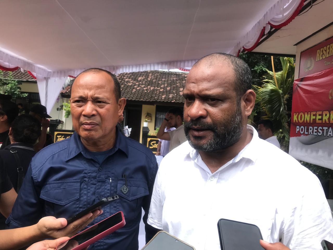 Kasat Reskrim Polresta Denpasar Kompol Laurens Rajamangapul Heselo (baju putih) didampingi Kasi Humas Polresta Denpasar AKP I Ketut Sukadi. (Bali Express/Istimewa)