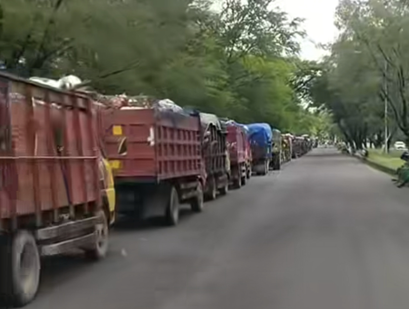 ANTRE: Truk pengangkut sampah yang terpantau antre menuju ke TPA Suwung pada Selasa (28/1)