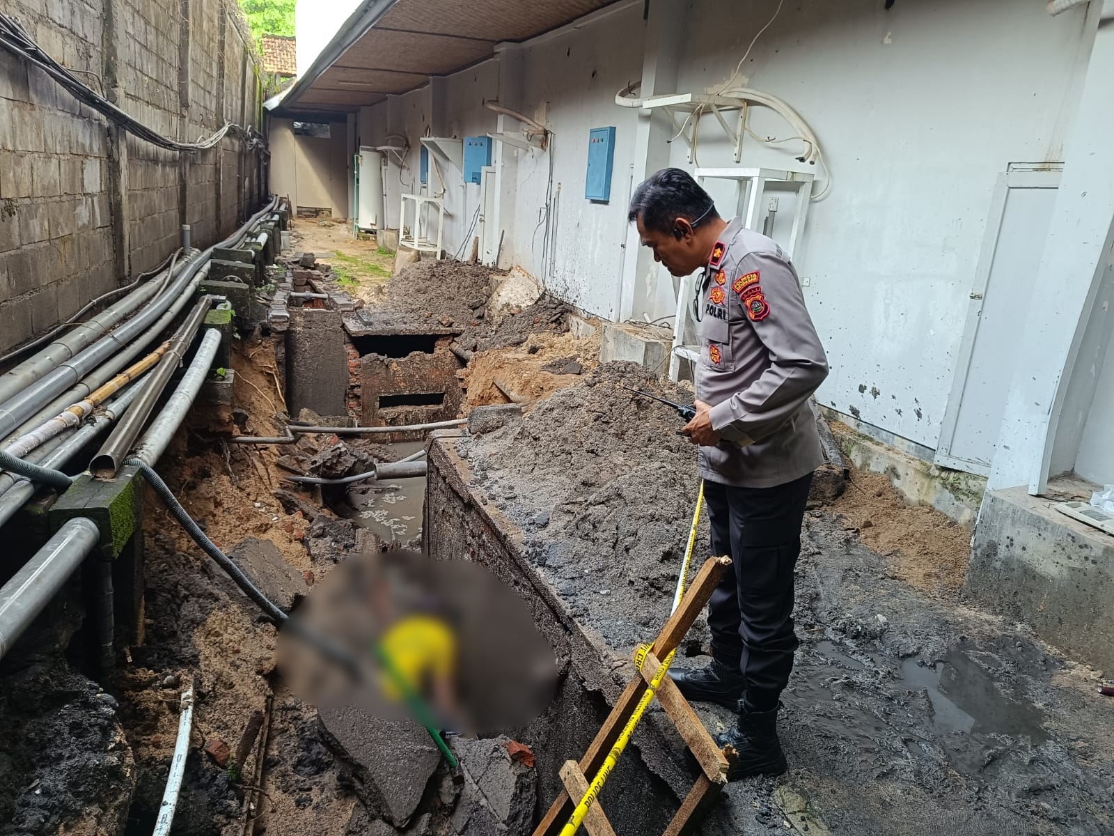 Cek: Kapolsek Denpasar Selatan Kompol Herson Djuanda datang ke lokasi Ridwansyah tewas di bekas septic tank hotel yang sedang digalinya. (Bali Express/Istimewa)