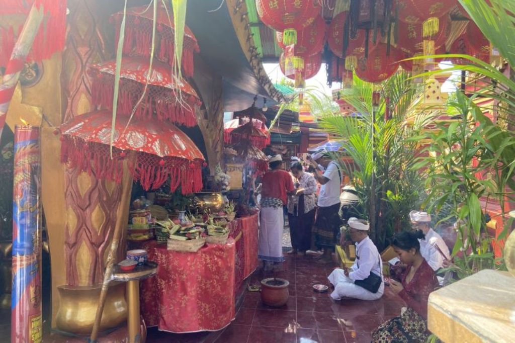 Umat Hindu dan Budha di Bali ikuti persembahyangan Tahun Baru Imlek di Griya Kongco Dwipayana Tanah Kilap, Denpasar, Rabu (29/1/2025). (ANTARA/Ni Putu Putri Muliantari)