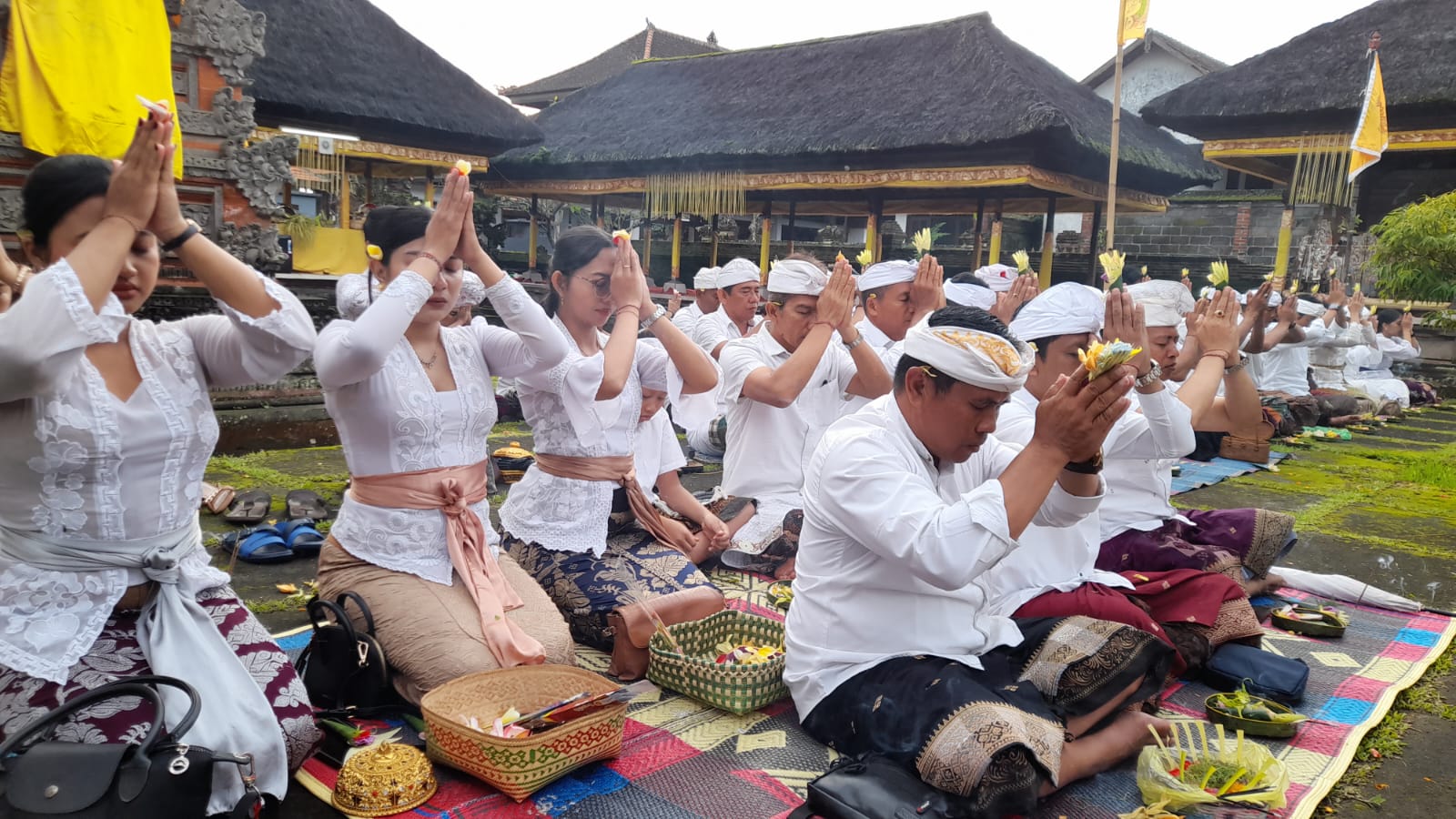 YADNYA : Pelaksanaan upacara Dewa Yadnya oleh umat Hindu.