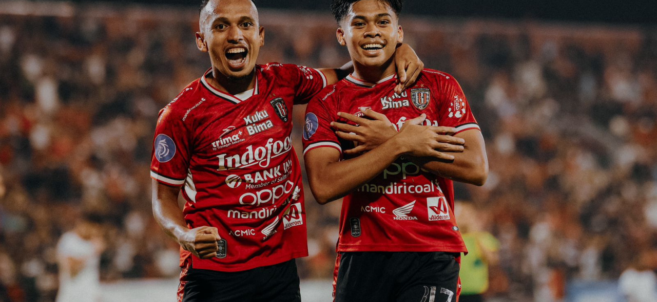 Pemain Bali United, Irfan Jaya (kiri ) dan Rahmat Arjuna